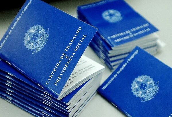 Juventude brasileira pressiona por nova jornada de trabalho e apoia fim da escala 6×1