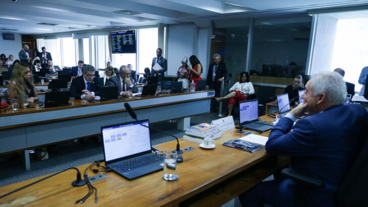 Senadores discutem ritmo de tramitação da PEC do fim da escala 6×1