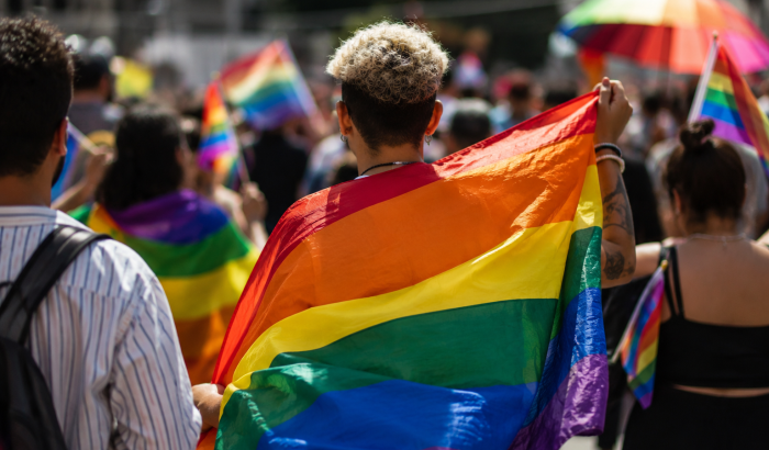 Exclusão LGBTQIA+ custa R$ 94 bilhões por ano ao Brasil, aponta estudo