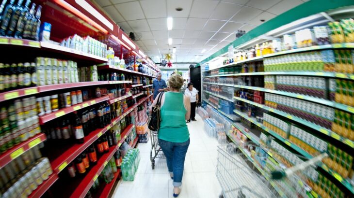Produção industrial cai 0,6% de julho para agosto, diz IBGE