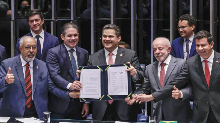 Promulgada: escala 5×2 passa a valer na semana anterior ao Natal